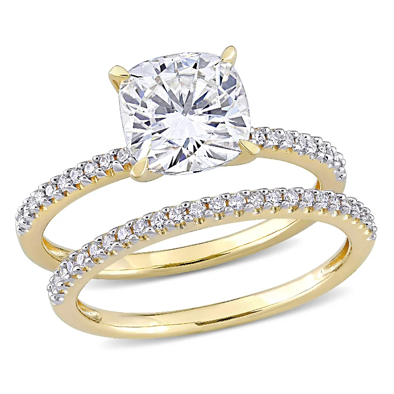 Mimi & Max 2ct DEW Cushion Created Moissanite and 1/4ct TW Diamond Bridal Ring Set in 14k Yellow Gold